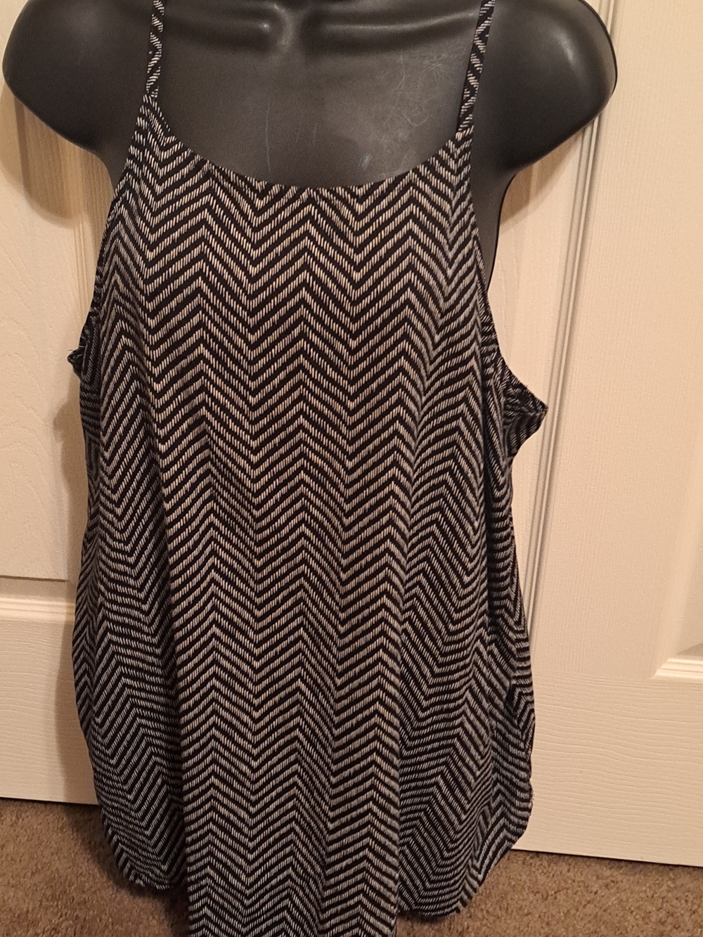 Old Navy Women’s Black and White Zigzag Tank Top good preloved condition.